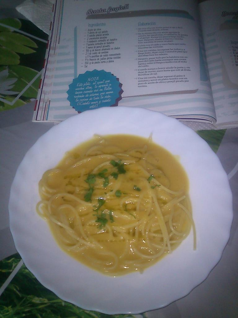 Franethan's tweet photo. Hoy a comer pasta fagioli @monicanaranjo @MNComeyCalla https://t.co/DqOilc07Il