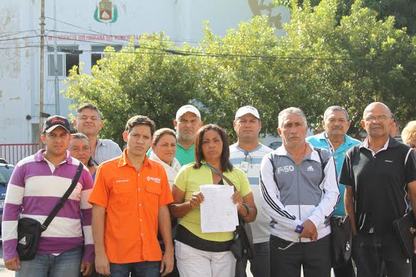 LuMiZul82's tweet photo. Consejos Comunales de Lagunillas denunciaron venta discriminada de comida sólo a las UBCH, por parte de intendencia. https://t.co/JAyZzHULDv