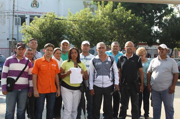 LuMiZul82's tweet photo. Consejos Comunales de Lagunillas denunciaron venta discriminada de comida sólo a las UBCH, por parte de intendencia. https://t.co/JAyZzHULDv