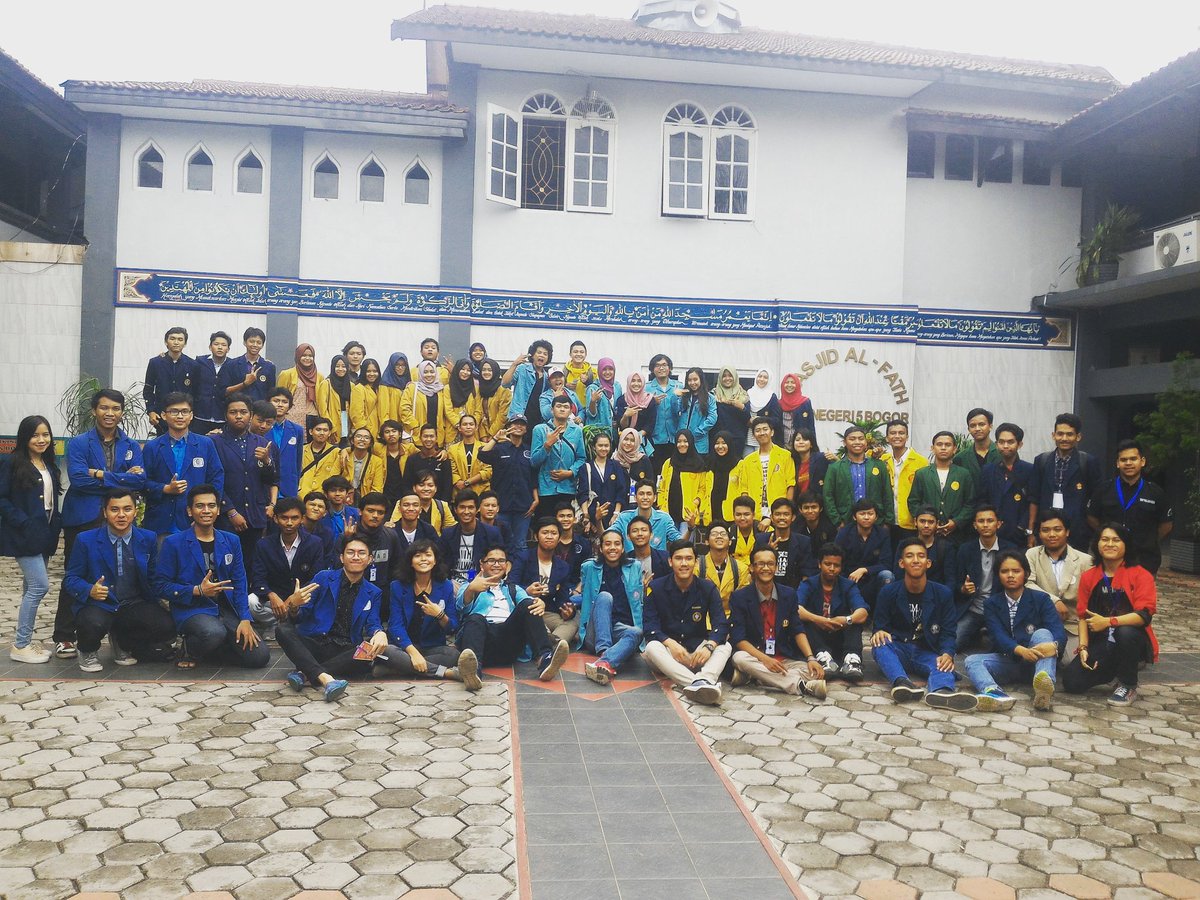 PlatF_UNS's tweet photo. Keseruan sosialisasi di SMAN 5 Bogor https://t.co/yaHdwH7Az7