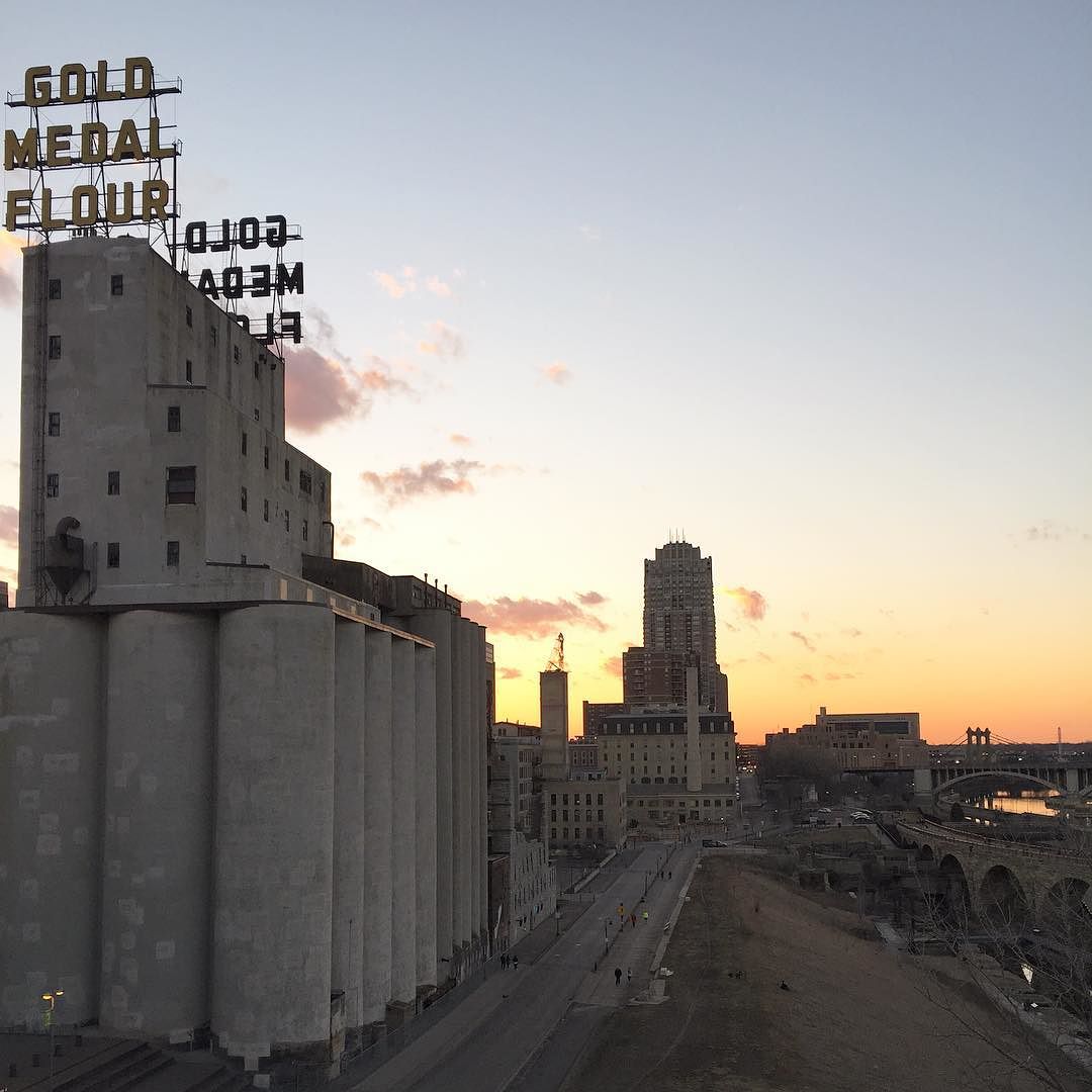 tripdojo's tweet photo. Beautiful sunset over Minneapolis, Minnesota USA. Photo Credit: @austingrandt . . . #tripdo… https://t.co/UoeqpMsCkG https://t.co/MaqBi6jBWw