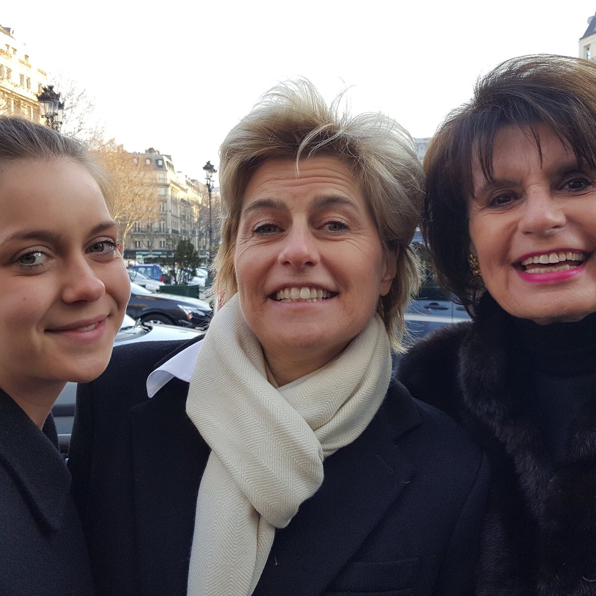 Pierre Karl Peladeau Pa Twitter 3 Generations La Fille Quebecoise La Maman Francaise Et La Grand Maman Allemande Https T Co Hs7noryqid