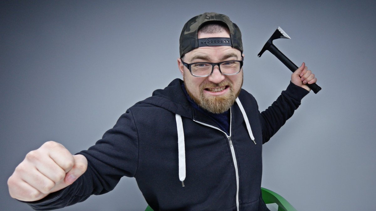 UnboxTherapy's tweet image. NEW VIDEO - ZOMBIE EDITION SURVIVAL BOX youtu.be/qPlRZaSKbPY RT!