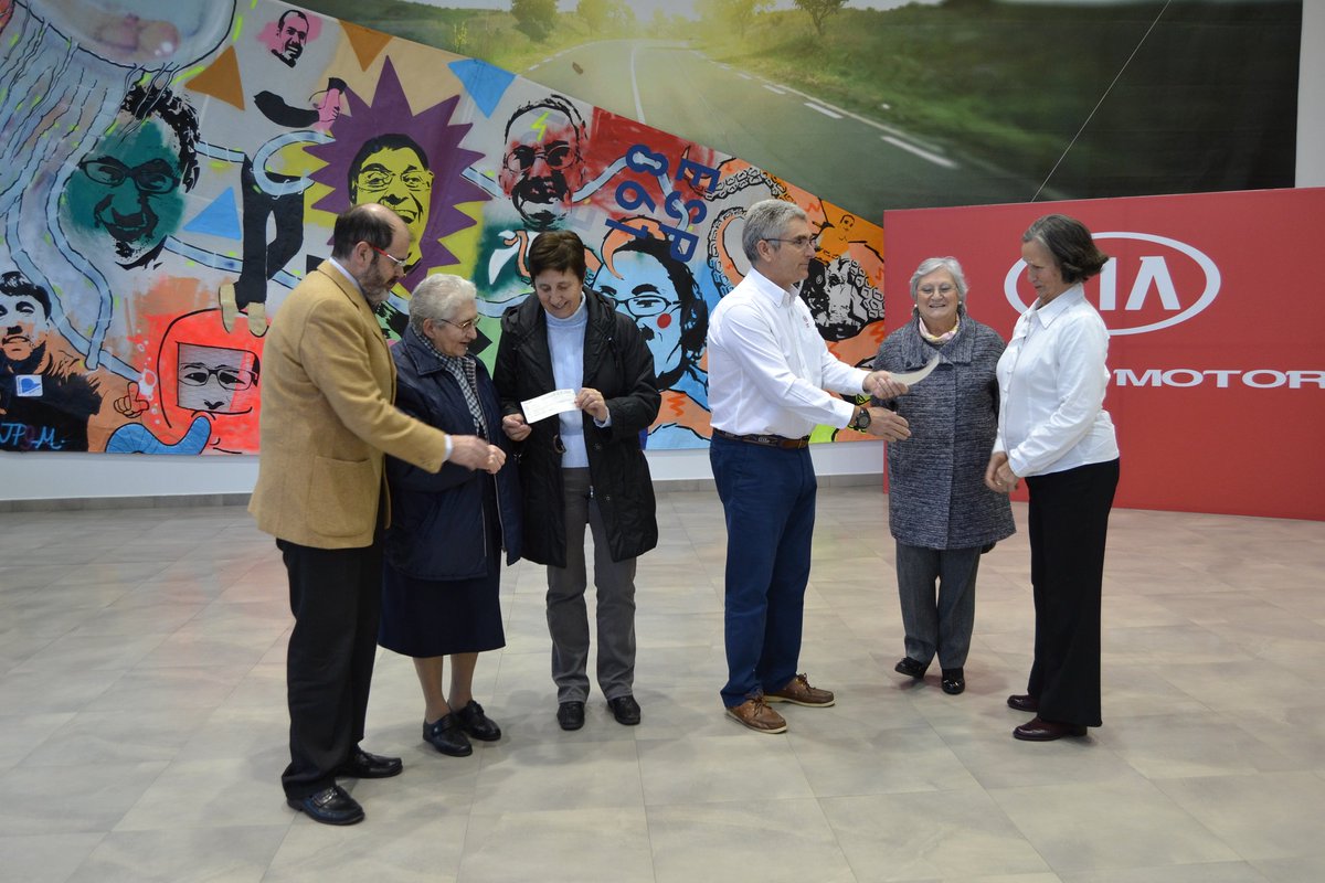 Una vela para ayudar a los más desfavorecidos goo.gl/WNr3Hc #solidaridad #santander #caritas #vela