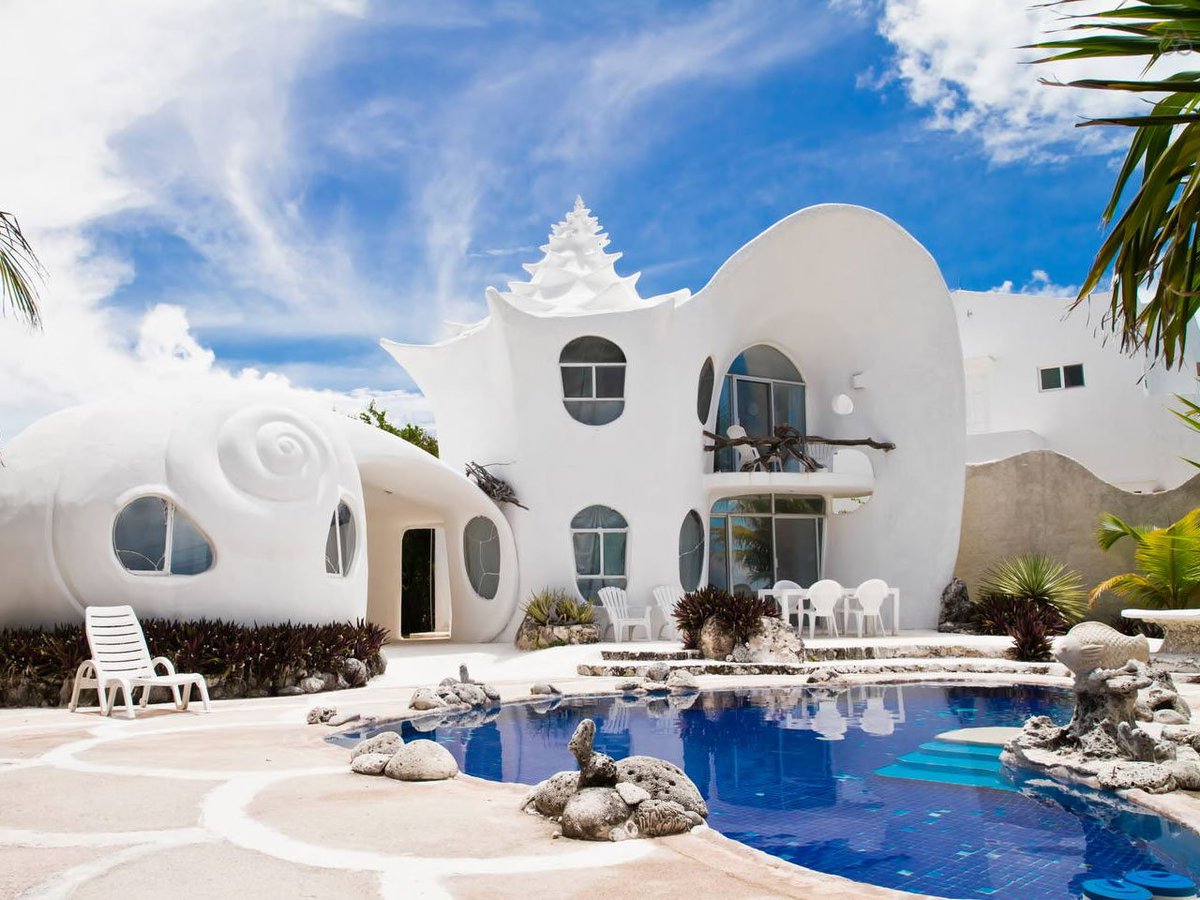 CNTraveler's tweet photo. These are the 10 most popular Airbnb properties in the world https://t.co/1zcVudT4wT https://t.co/da1C0xSUdq