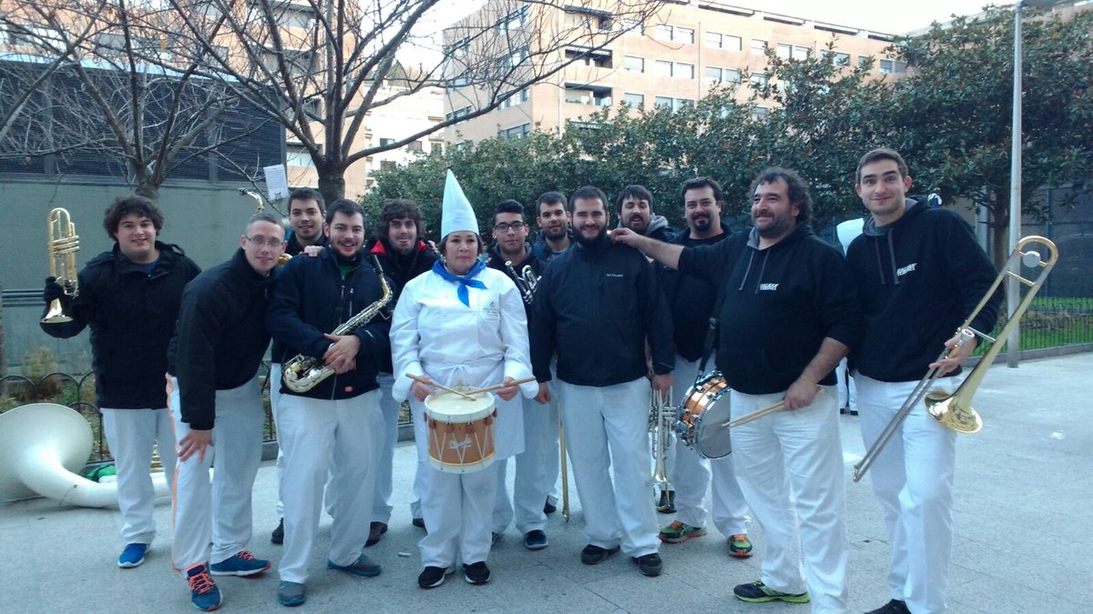 KaleanTxaranga's tweet photo. Bonito día de #SanSebantian en #Donosti. 
#Martutene #ArdatzaHerria #PresentacionDeMaria. Eskerrik asko denoi!!! https://t.co/SpuIK0O4Om
