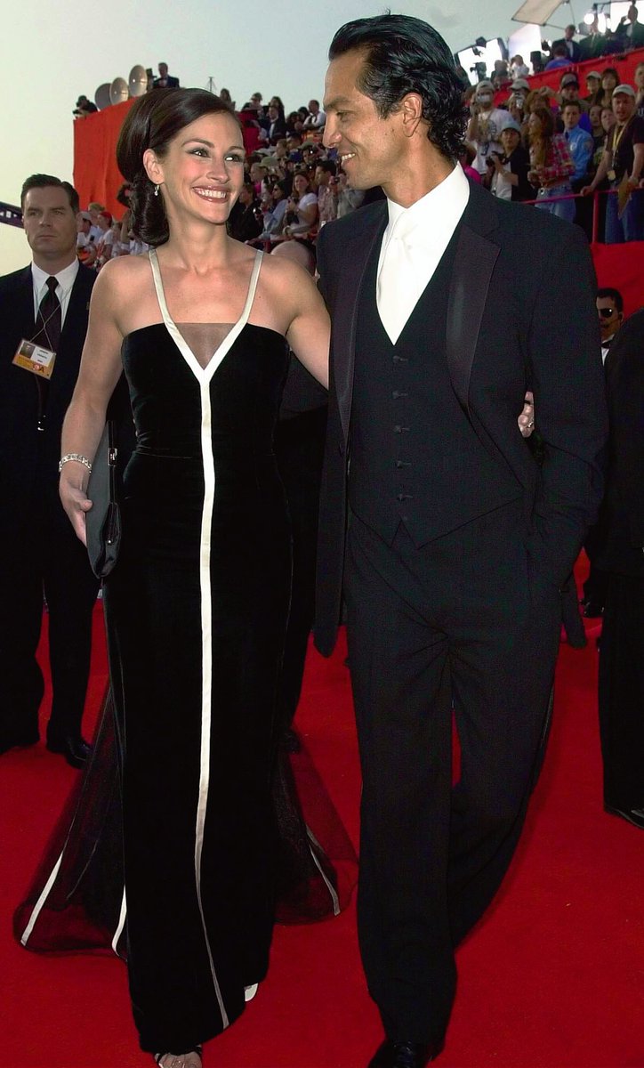 VogueSpain's tweet image. Hubo un tiempo, antes del nude, en que los #Oscars eran lo más: los 30 vestidos más icónicos bit.ly/1PqKVh9