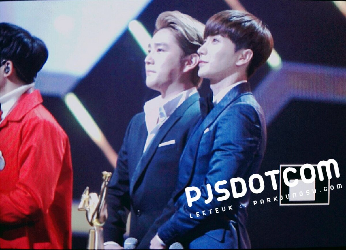 pjsdotcom's tweet image. 160121 골든디스크. 세젤멋 형아들💕 #슈퍼주니어 본상수상을 축하합니다!!!! #이특 #최고 #박정수 #특MC