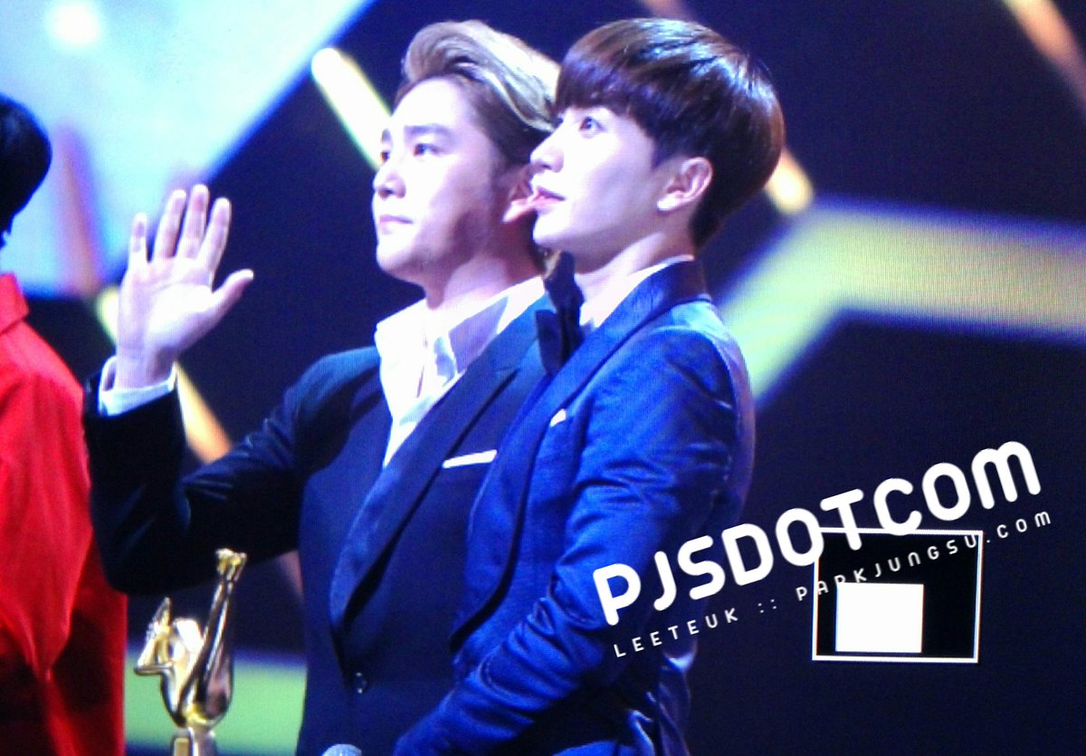 pjsdotcom's tweet image. 160121 골든디스크. 세젤멋 형아들💕 #슈퍼주니어 본상수상을 축하합니다!!!! #이특 #최고 #박정수 #특MC