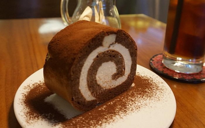 Seoul_Cafe's tweet photo. 8.#ร้านเค้กโรลในโซล เค้กโรลที่ไม่ควรพลาดของร้านนี้คือ Tiramisu Roll 4000 วอน เค้กโรลทิรามิสุโรยด้วยผงโกโก้ น่ากินฝุด https://t.co/XsnxqriA0x