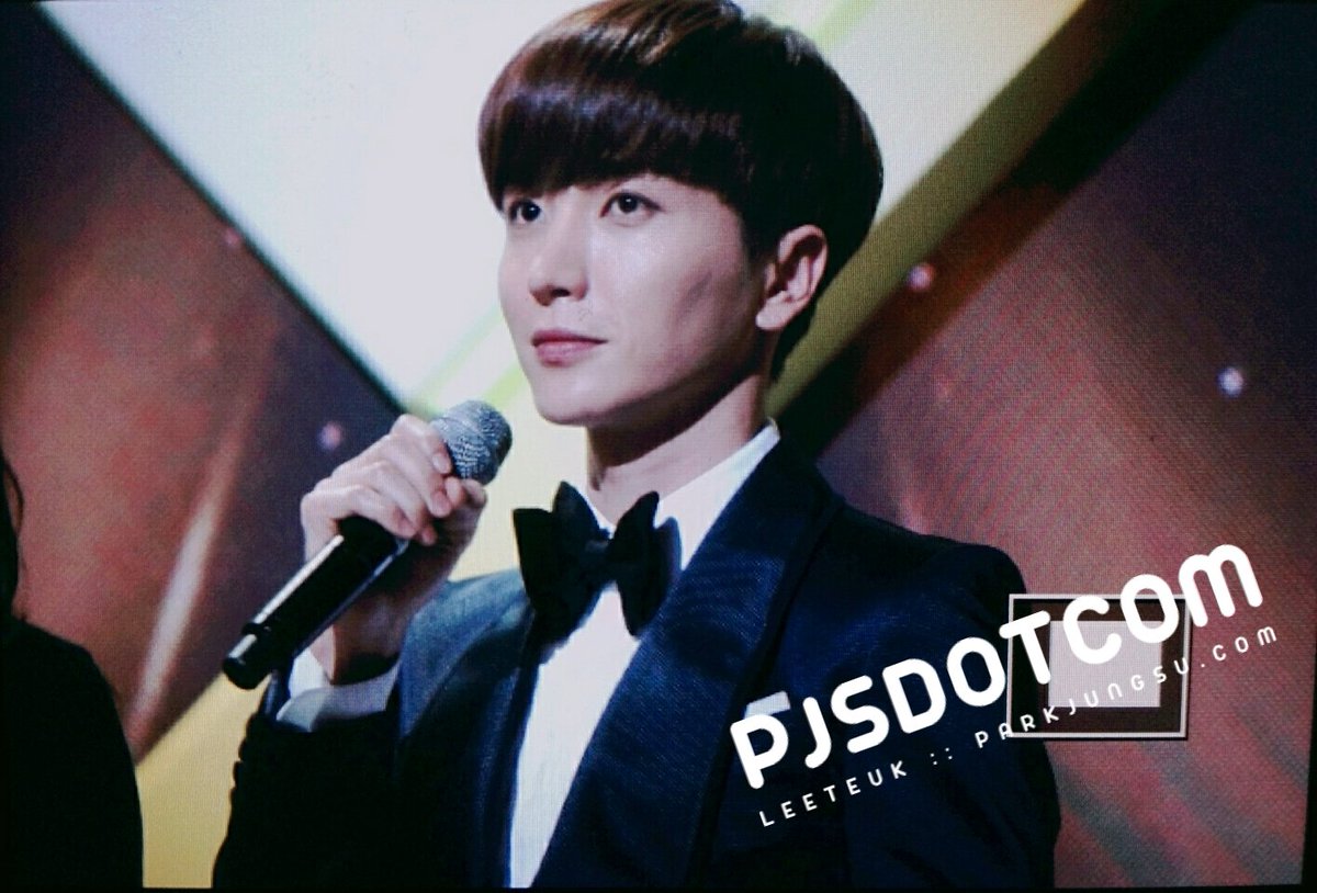 pjsdotcom's tweet image. 160121 골든디스크. 믿고보는 #특MC 우린 언제나 오빠가 최고에요👍💕 존잘 #이특 #박정수 #슈퍼주니어 #LEETEUK