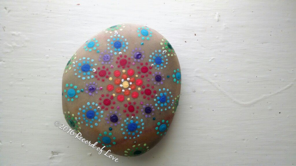 recordoflove's tweet photo. #painted rocks this weekend. so #grounding & quieted my mind. like a cognitive vacation! #howdoyouthrive? #artROCKS https://t.co/Jh4ZI1sfGu