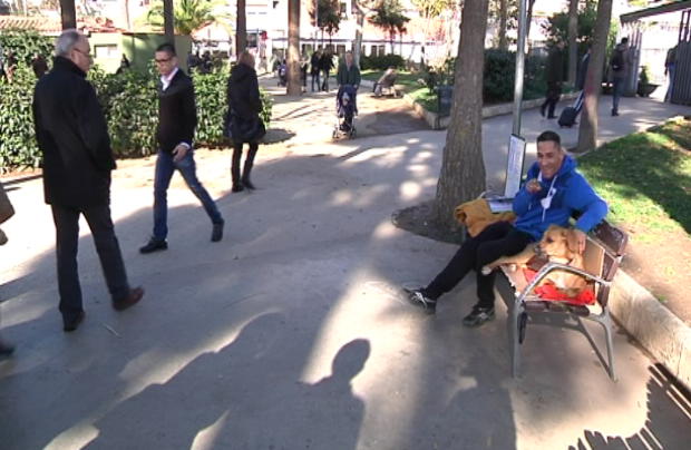 btvnoticies's tweet photo. El Kris Valentinov, el jove sense llar de Les Corts, recupera la seva gossa https://t.co/wM9Fap8Ck8 https://t.co/WS5OPKaB0s