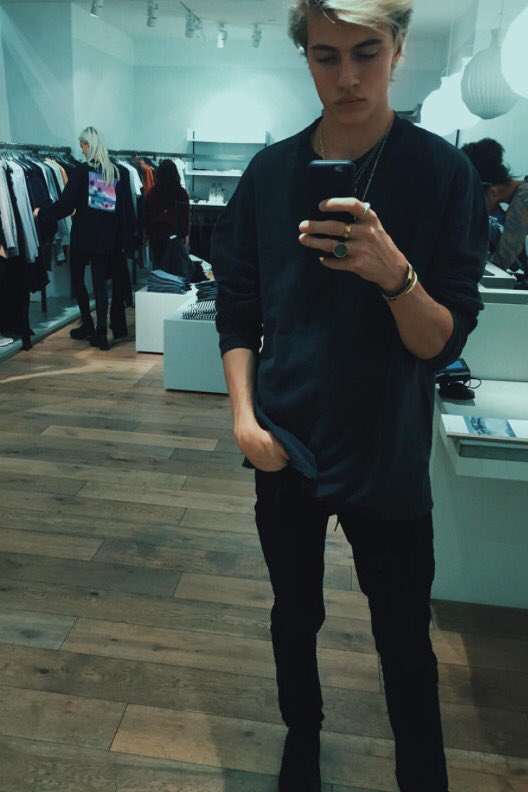 falsewifi's tweet image. new fake, rt for beyonceee ❣