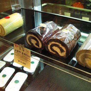 Seoul_Cafe's tweet photo. 17.#ร้านเค้กโรลในโซล ใครชอบโรลสไตล์ญี่ปุ่น ต้องร้านนี้ Tokyo Panya(도쿄팡야) ร้านที่มีเจ้าของเป็นคนญี่ปุ่น สาขาคาโรซูกิล https://t.co/XmehlkjpGi
