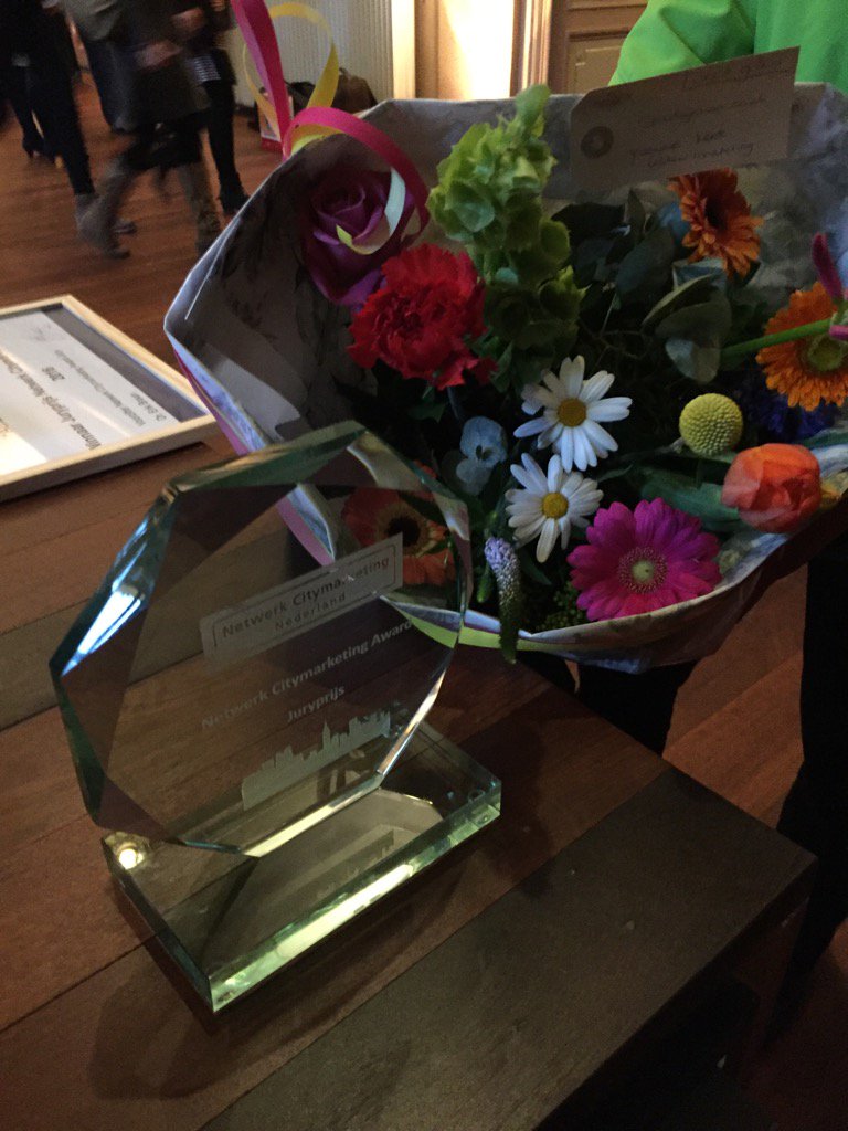PaulDohle's tweet photo. De Prijs!
#DvdCM #ambassadevandenhaag #avdh https://t.co/HhzleTZHik