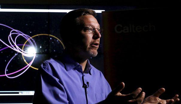 LEXPRESS's tweet photo. Mike Brown, de "tueur de Pluton" à découvreur d'une neuvième planète https://t.co/52QN8GgusN par @clairehache https://t.co/XmQdweU5o9