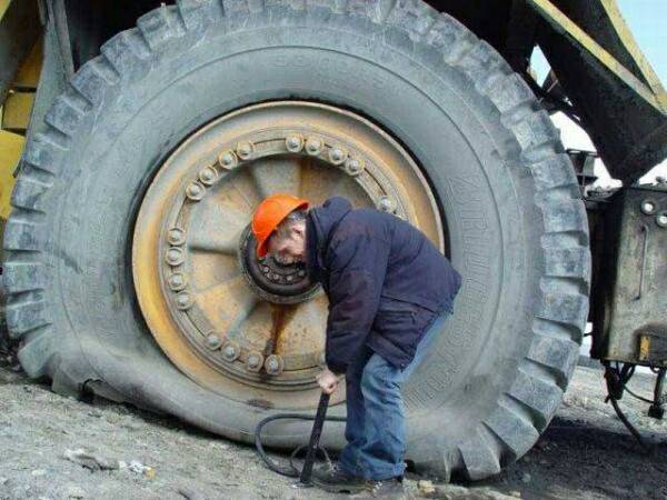Brew_Tri's tweet image. Trying to inflate your tire with a frame mounted pump...