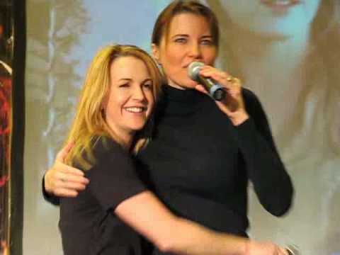 LucyFansRenee's tweet photo. In this picture we are all fans @RealLucyLawless #ReneeOConnor #NationalHugDay Because we are the best #FandomWorld https://t.co/KG5eewbsGe