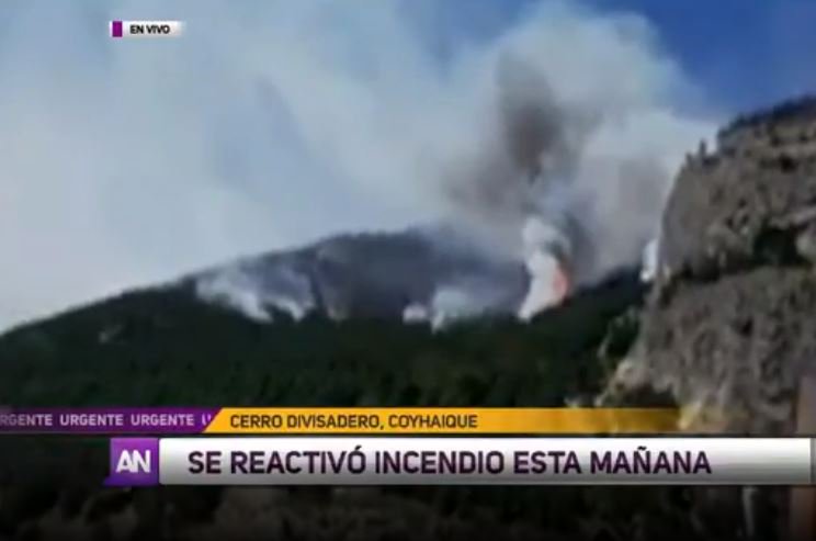 meganoticiascl's tweet photo. #ANenVivo Alerta por incendio forestal en Coyhaique https://t.co/Uu8msYXLVH https://t.co/v1bsuAsXB7