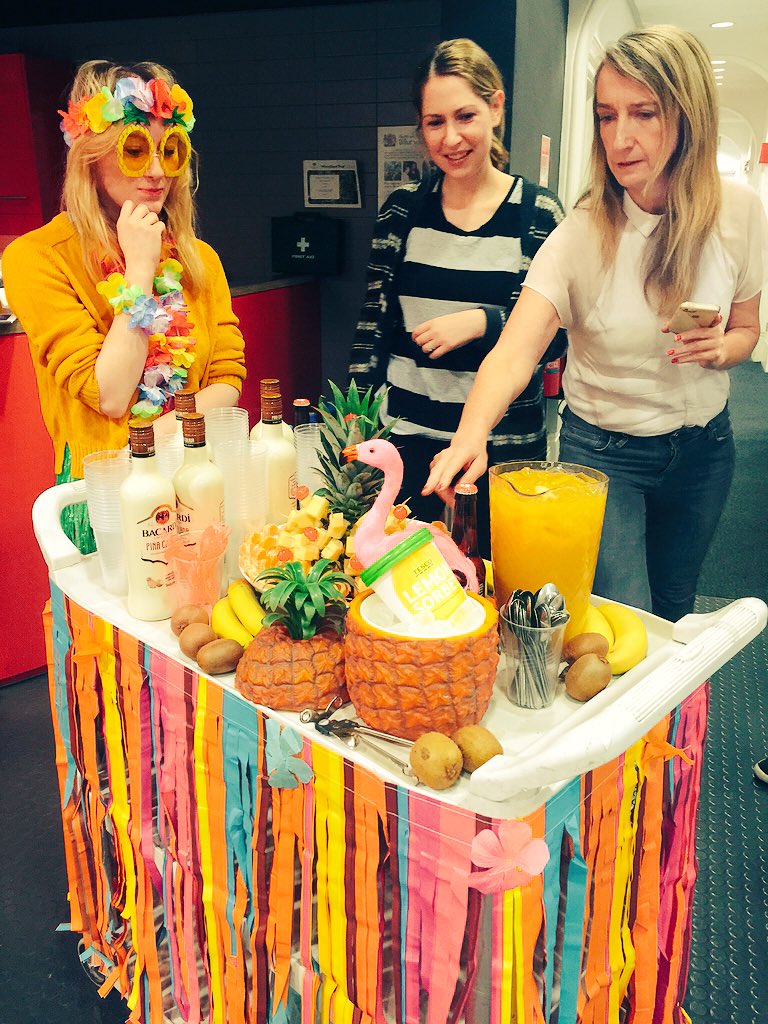 rozzlesmozzle's tweet photo. Thursday in the office #drinkstrolley #dontreallygetit #retropineapple https://t.co/Sjy4RSkcVs