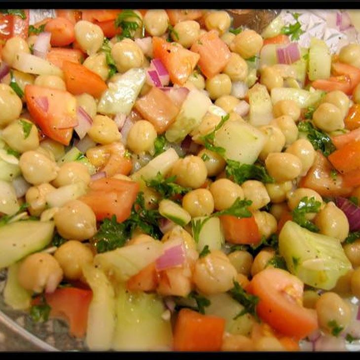 Garbanzo beans~ an excellent source of fiber &amp; taste great in simple fresh salads like this ow.ly/Xko9U