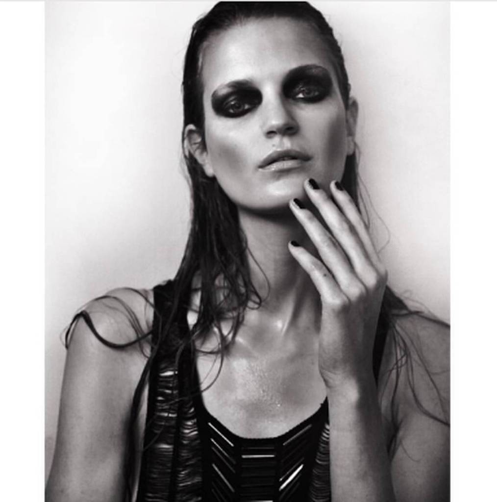 JulienMacdonald's tweet photo. An incredible black and white  headshot taken by @matthewjapayne during #LFW, featuring 'Look 1' from the #JulienSS… https://t.co/Ydf1SgllcT