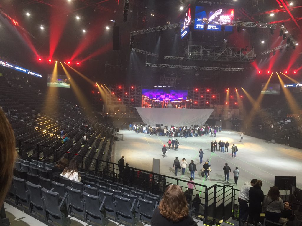 titilyon69's tweet photo. Ce soir c'est concert des @enfoires #AccorHotelsArena https://t.co/tw1Df2MVwK