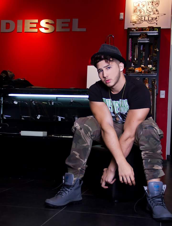 MackLaMelodiaBq's tweet image. Tomada por Eidon Studios para Pilatos Diesel industry #MackTeam #PilatosDiesel @MackLaMelodia @DIESEL 🔝🔱🌎💯