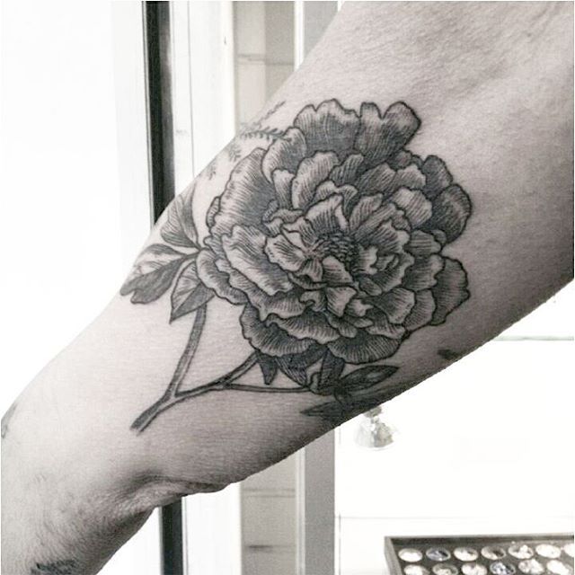 patrickkoosman's tweet photo. Repost bc the other photo sucked. Blackwork peony on the always loyal client mister v/d S! #engraving #linework #li… https://t.co/DZhRx7Nh7c