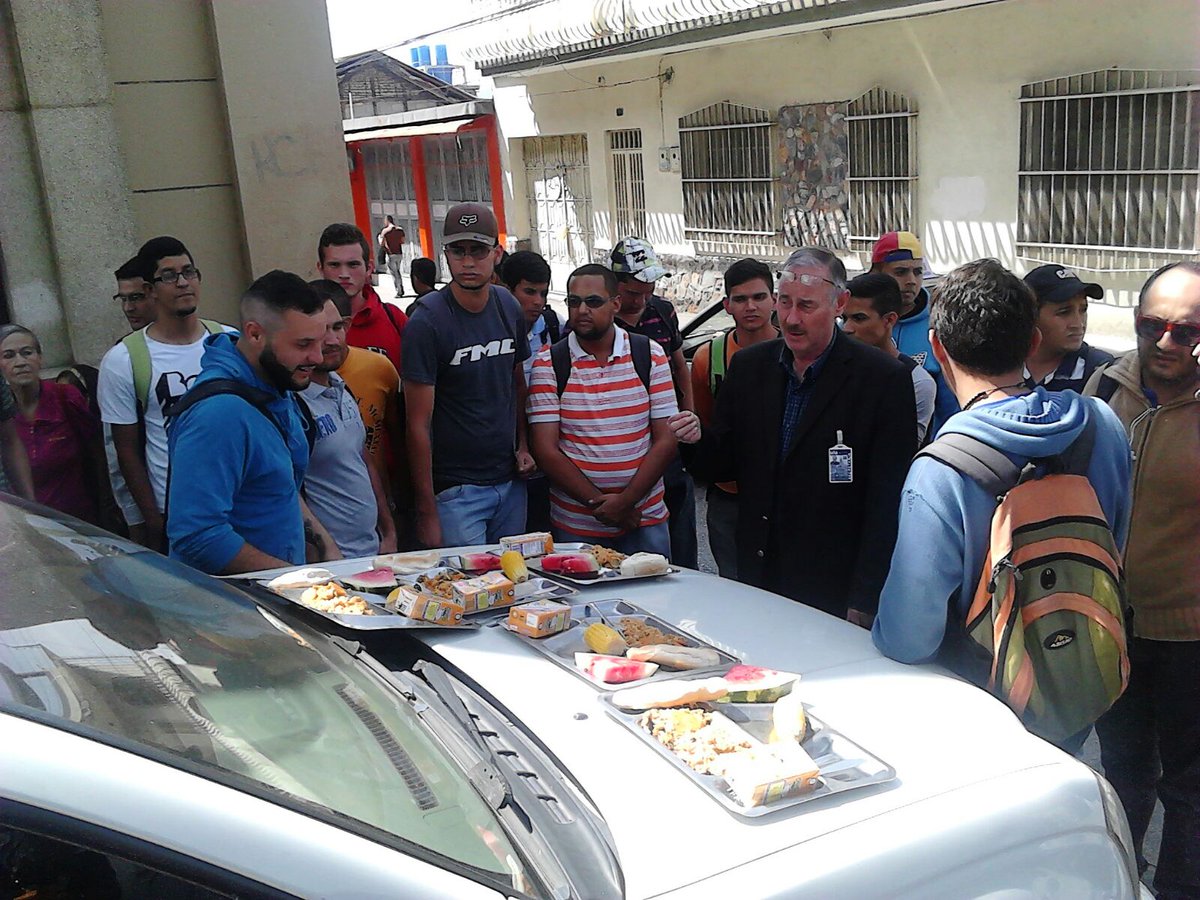 leoperiodista's tweet photo. Secretario ULA José Anderez atiende reclamo de los estudiantes por mal servicio de comedor https://t.co/nOjaAfz0ps
