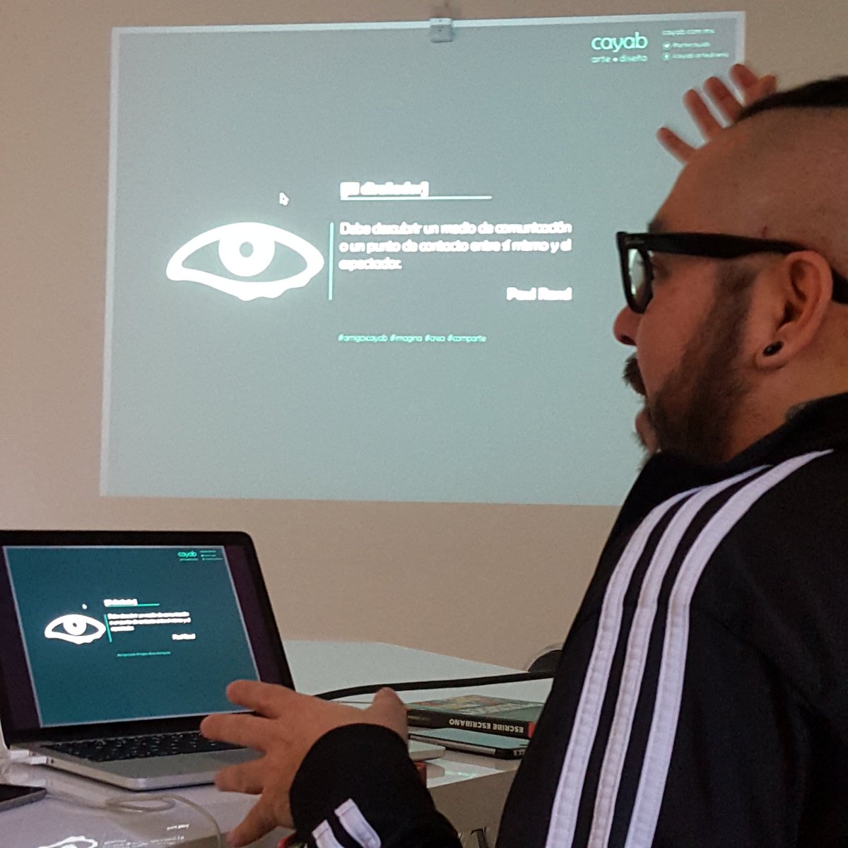 polygona_'s tweet photo. Israel de @artecayab nos cuenta de su experiencia con la tecnología y las industrias culturales en el @Muca_Roma https://t.co/sX6MjPmlpl