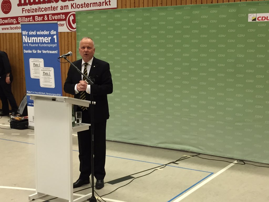 schaefer_vgtlnd's tweet photo. Robert #Hochbaum tritt zur #Bundestagswahl #2017 nicht mehr an. Staffelstab an @YvonneMagwas übergeben. https://t.co/cWx8JBYi7L