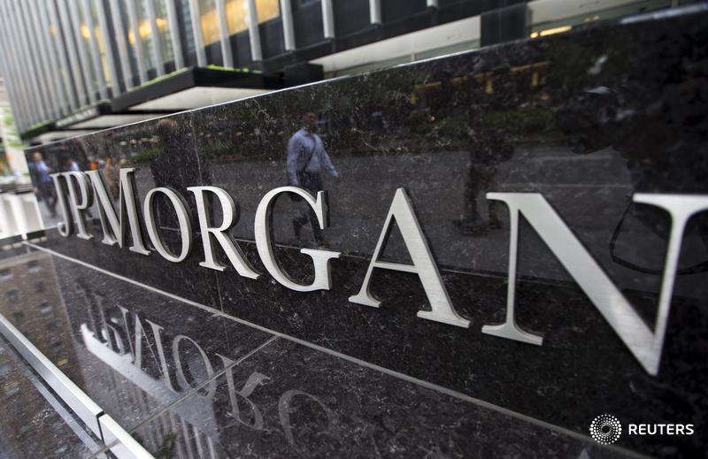 ReutersBiz's tweet image. JPMorgan raises Dimon&apos;s pay 35 percent, but adds strings: reut.rs/1JmkYTM