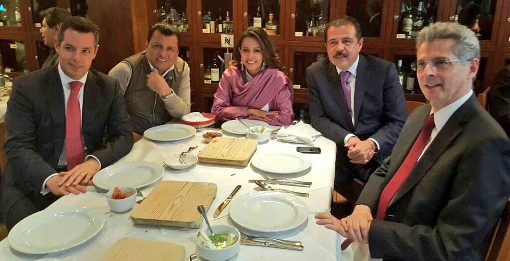 DavidRomeroDMD's tweet photo. La #UnidadPorOaxaca, rumbo a #Elecciones2016, se construye con solidaridad y compromiso real. @EvielPM @MFBeltrones https://t.co/MydDvmKFfY