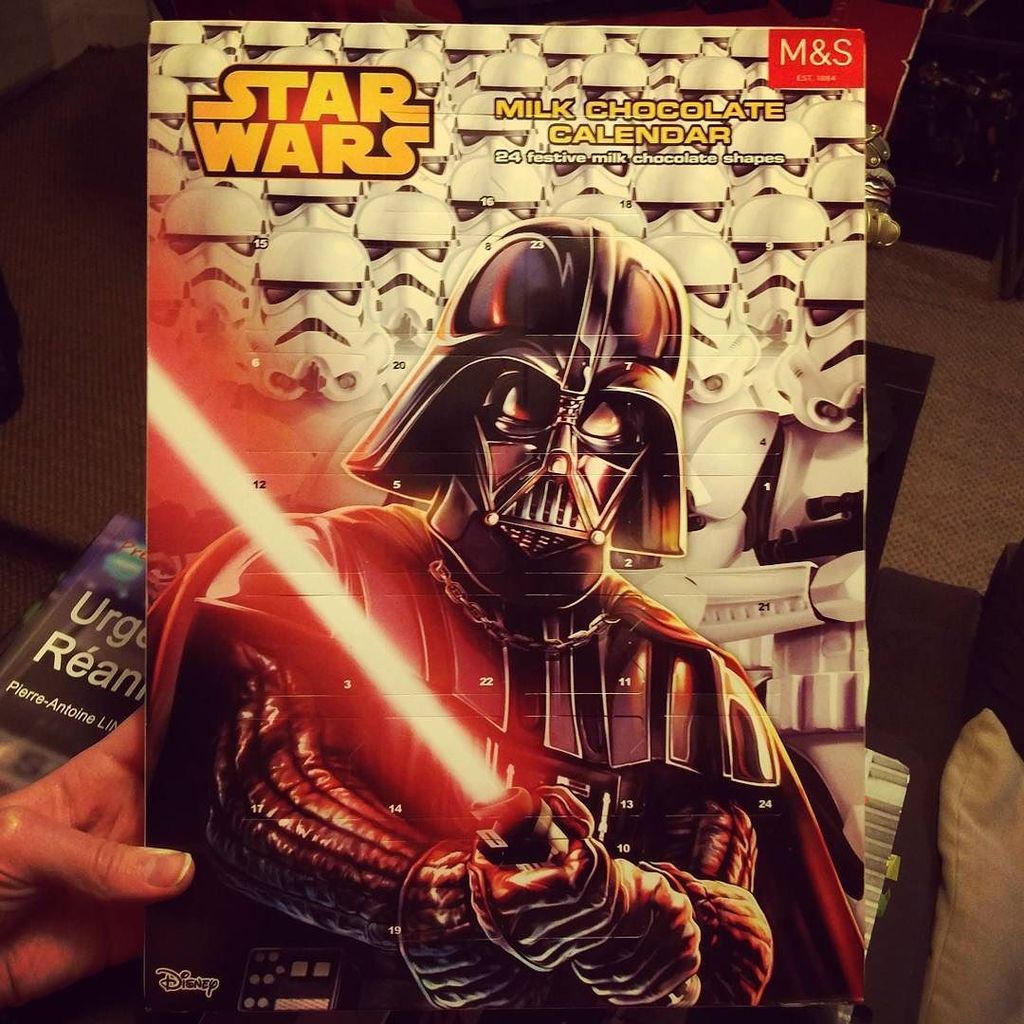 hashtagstarwars's tweet image. New #DarthVader Instagram by @dreycyborg // Bah quoi 😄😝 ? #adventcalendar #markandspencer #starwars #christmas #chr…