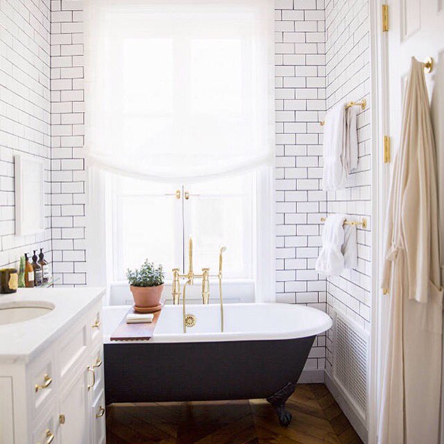Beautiful combo for the bath: white, black and brass