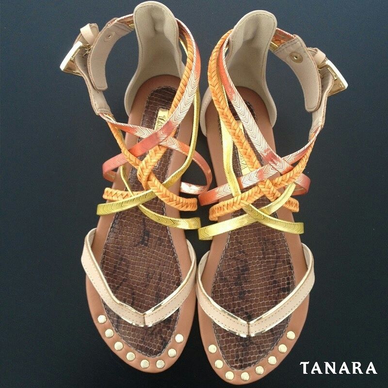 tanarabrasil's tweet photo. Mandar foto do sapato novo pelo Whatsapp: quem nunca? #quemnunca #agentesempre #shoesfirst https://t.co/Hkwdm5Qhmg https://t.co/6zPZUJsyFU