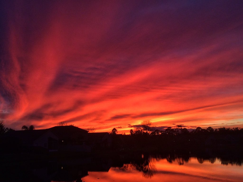 DrPhiltill's tweet image. Beautiful sunset in Orlando right now. I love the parallel stripes caused by convection rolls. #FluidPhysics