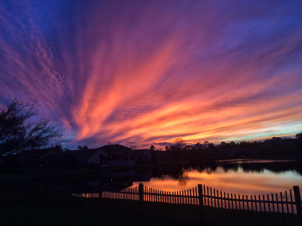 DrPhiltill's tweet image. Beautiful sunset in Orlando right now. I love the parallel stripes caused by convection rolls. #FluidPhysics