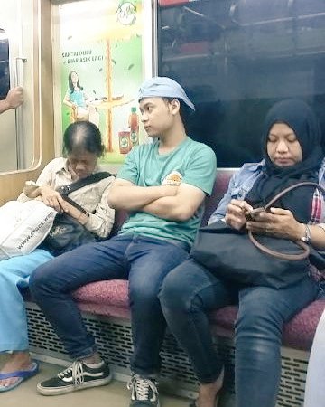 IrChoedz's tweet photo. Commuter https://t.co/XhNeMTHkh3
