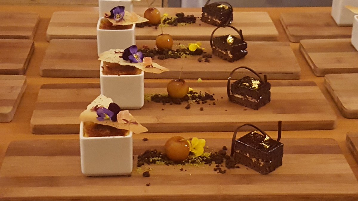 lesliesuresh's tweet photo. Vanilla creme brulee, chocolate caramel cake ,glazed apple https://t.co/U2YbuPl60j