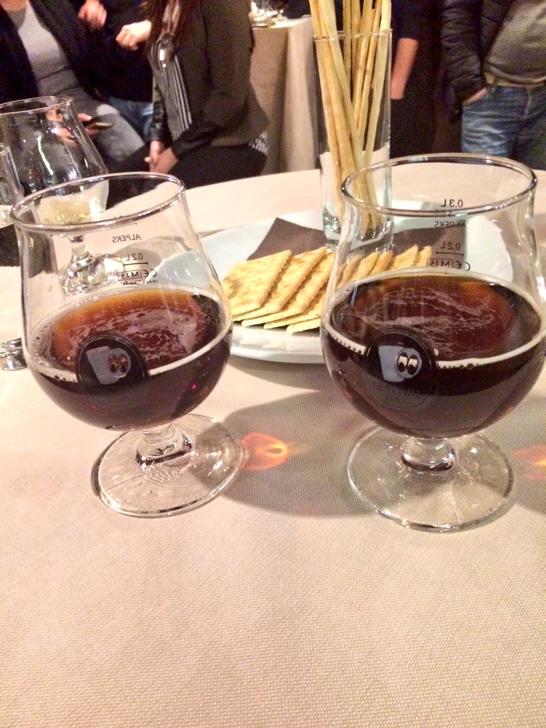 Mashee__'s tweet photo. Obstaja prek 80 vrst/sort piva in še vedno nastajajo nove. S @TejaRajsp na izobraževanju. 😎🍻 #lockal #beertasting https://t.co/SZ46InjYVj