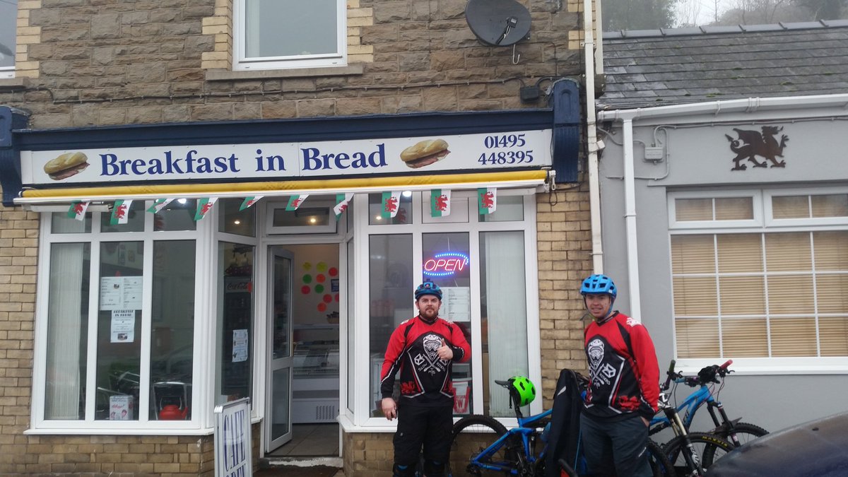SlowRidersMTB's tweet photo. Can't beat a breakfast roll mid-ride #mountainbiking #mtb #pontyslowriders #southwales #breakfastinbread https://t.co/3y4qmhBjew