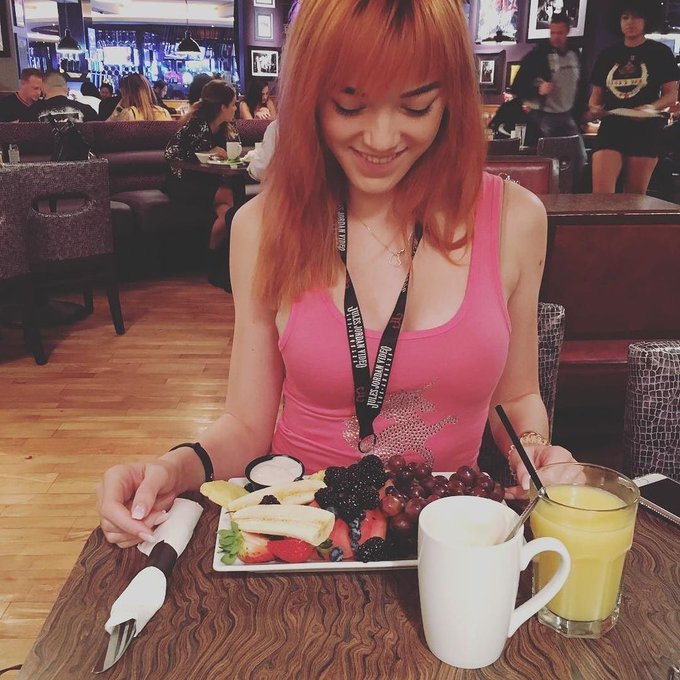 Eating something #healthy before the #AVNs starts ☺️? #goodgirl #instafood #instagirl #instagood #instadaily