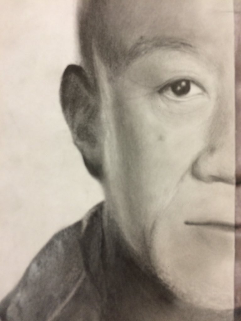 Mrs_Chae_Art's tweet photo. Blown away by the talent of a grade 8 student @CamillaRoad #perfect #middleschoolart #ArtClassroom #halfportrait https://t.co/ctdg8L9W6l