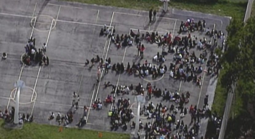 #BREAKING @MiamiDadePD clears scene at Biscayne Elem. School, no explosives found bit.ly/1RBLhIa?utm_me… https://t.co/E8ZRMCk6L3