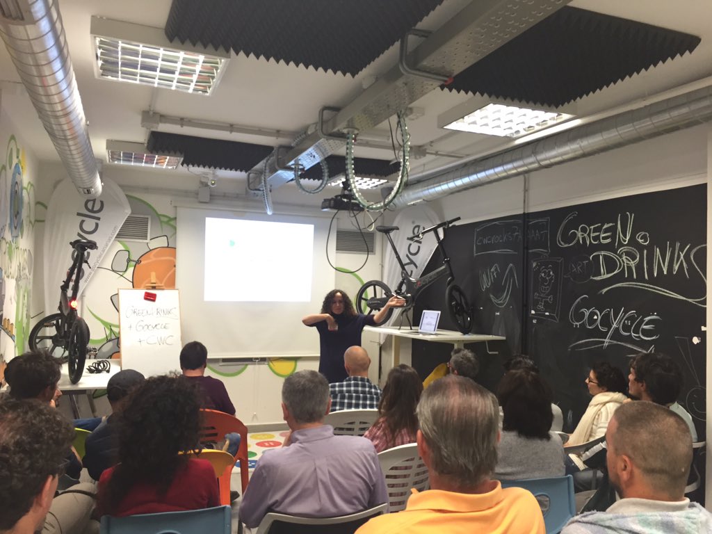 joelleonnava's tweet photo. Silvia de @espacioae en @GreenDrinksGC 8 coches cada 10 personas en #grancanaria #8GDGC en @CwCanaryIslands https://t.co/9DlXOZhaml