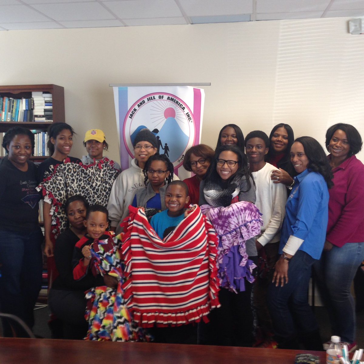 midwestcarectr's tweet photo. Thank you Jack &amp; Jill of America South Suburban Chicago Chapter for creating 30 cozy blankets for our patients! https://t.co/1ayitOy92f