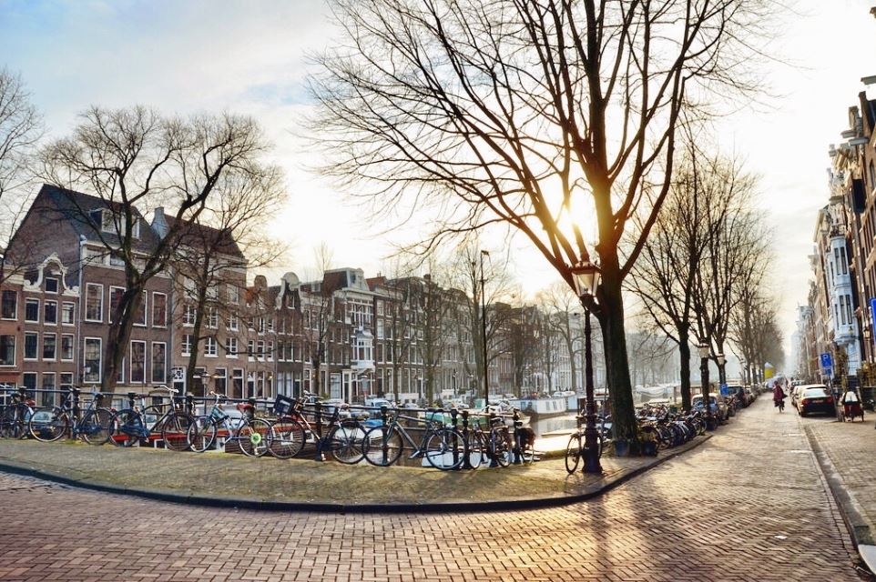 Visit_NL's tweet image. Nice photo by @landlopers -- Sunny Morning Along The Canals of Amsterdam -- landlopers.com/2016/01/13/pho…